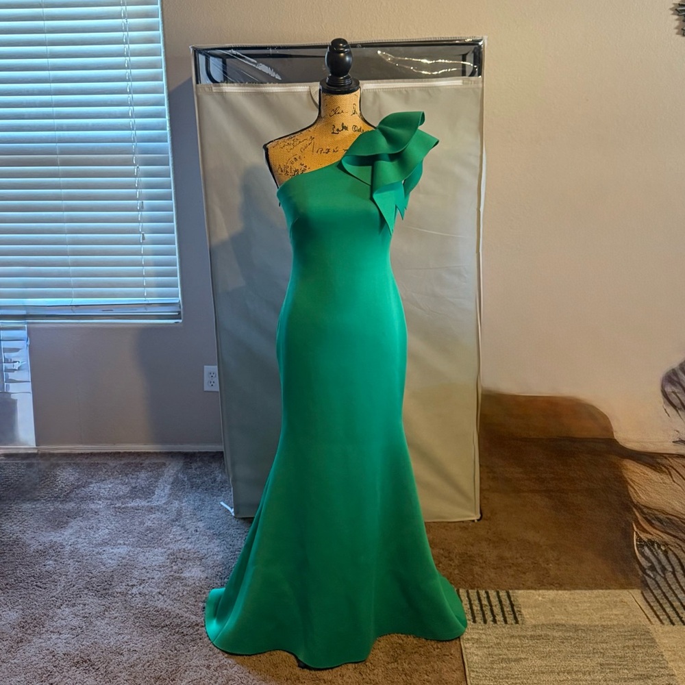 Elegant Green One-Shoulder Dress